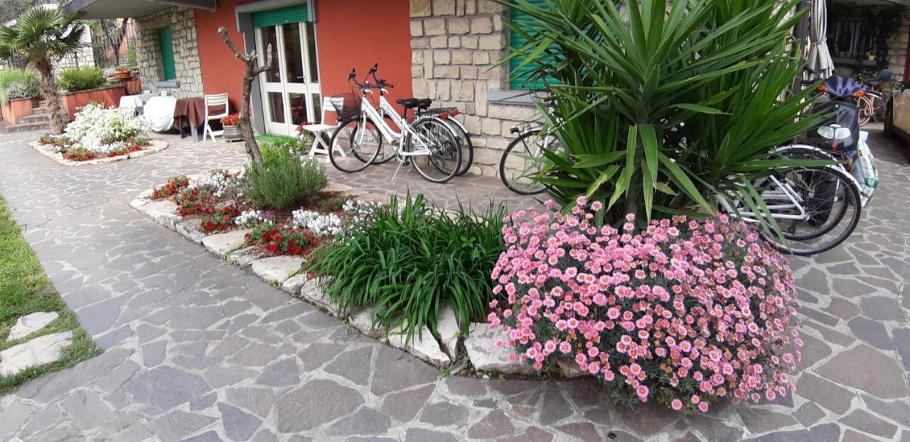 Villa Leilani B&B Sale Marasino Kültér fotó