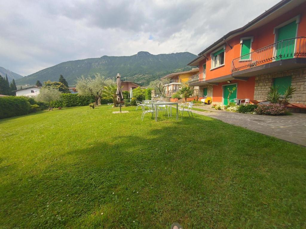 Villa Leilani B&B Sale Marasino Kültér fotó